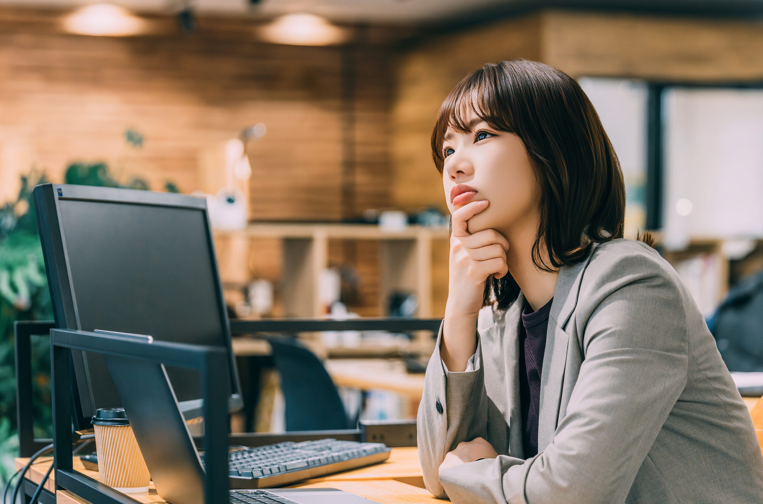 SNSに悩む女性のイメージ